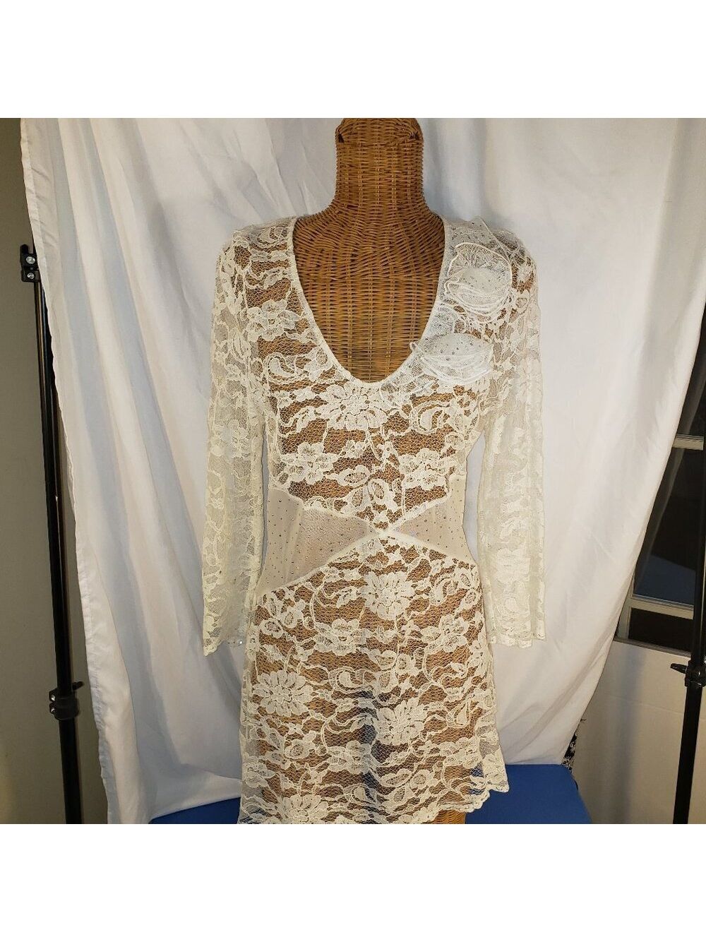 Elegant White Lace Bodycon Dress W/Sequins & Floral Accessory - M